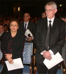 Ebadi ble tatt i mot av Nobelkomiteens leder Ole D. Mjs.